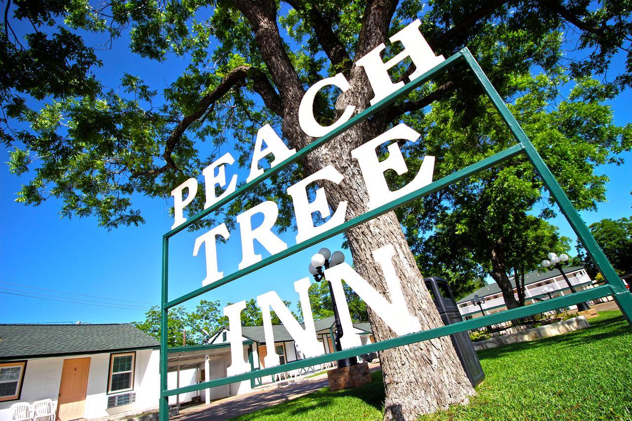 Peach Tree Inn & Suites Fredericksburg Exterior photo