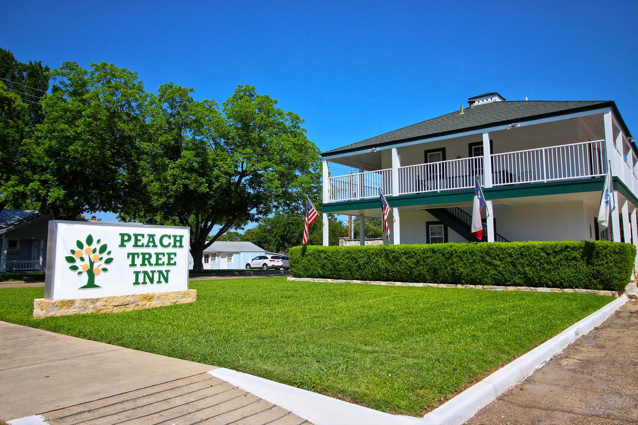 Peach Tree Inn & Suites Fredericksburg Exterior photo